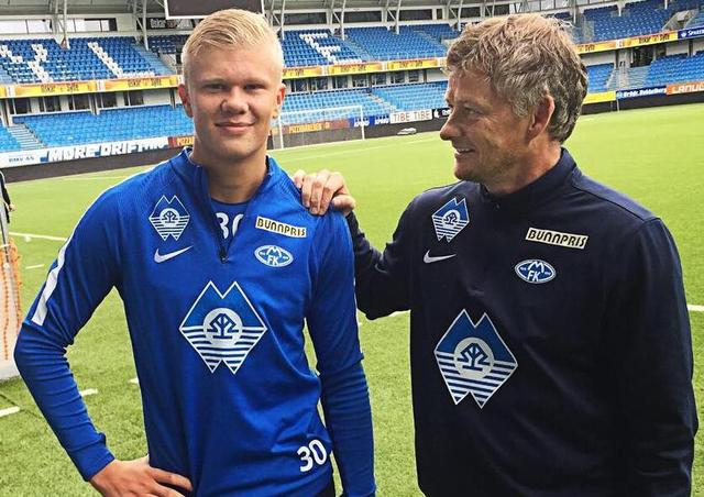 中甲冠军辽宁铁人队在沈阳故宫拍全家福：致敬历史，开启未来（辽宁铁人中甲冠军队在沈阳故宫合影：致敬历史，迈向新程）