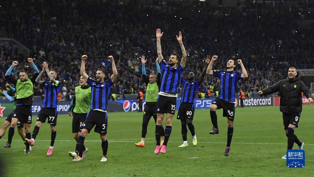 德甲替补戴帽，凯恩是继9分钟5球的莱万之后拜仁第二人（替补上演帽子戏法，凯恩成莱万“9分钟5球”后拜仁第二人）