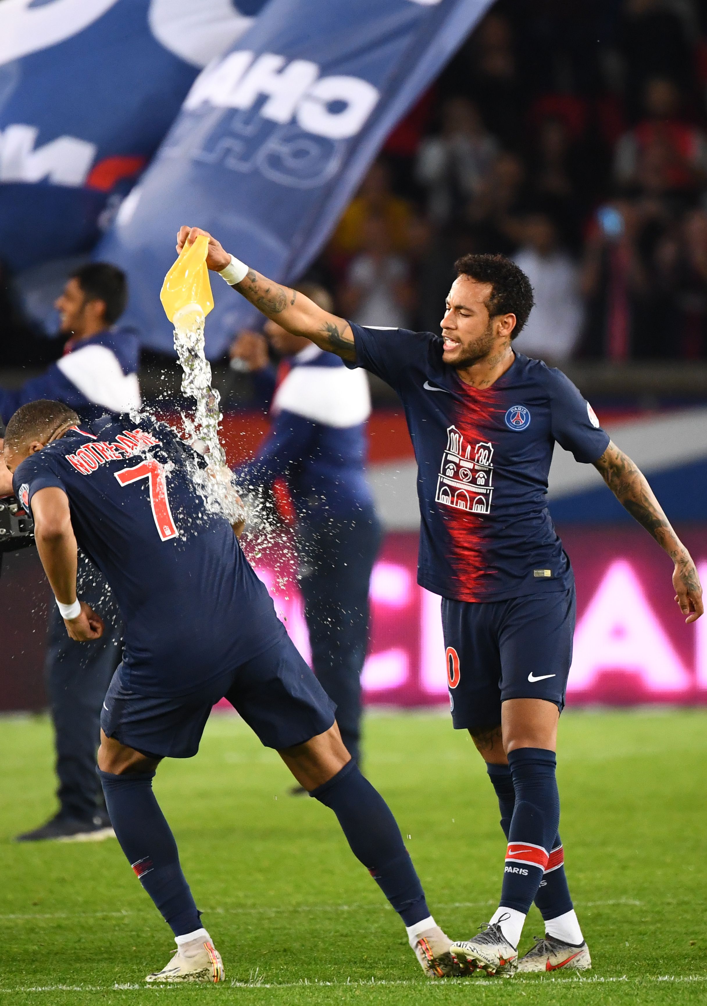 每体：多人缺阵让巴萨后防捉襟见肘，德科考虑冬季就引进后卫（每体：巴萨后防告急，德科考虑冬窗提前引进后卫）