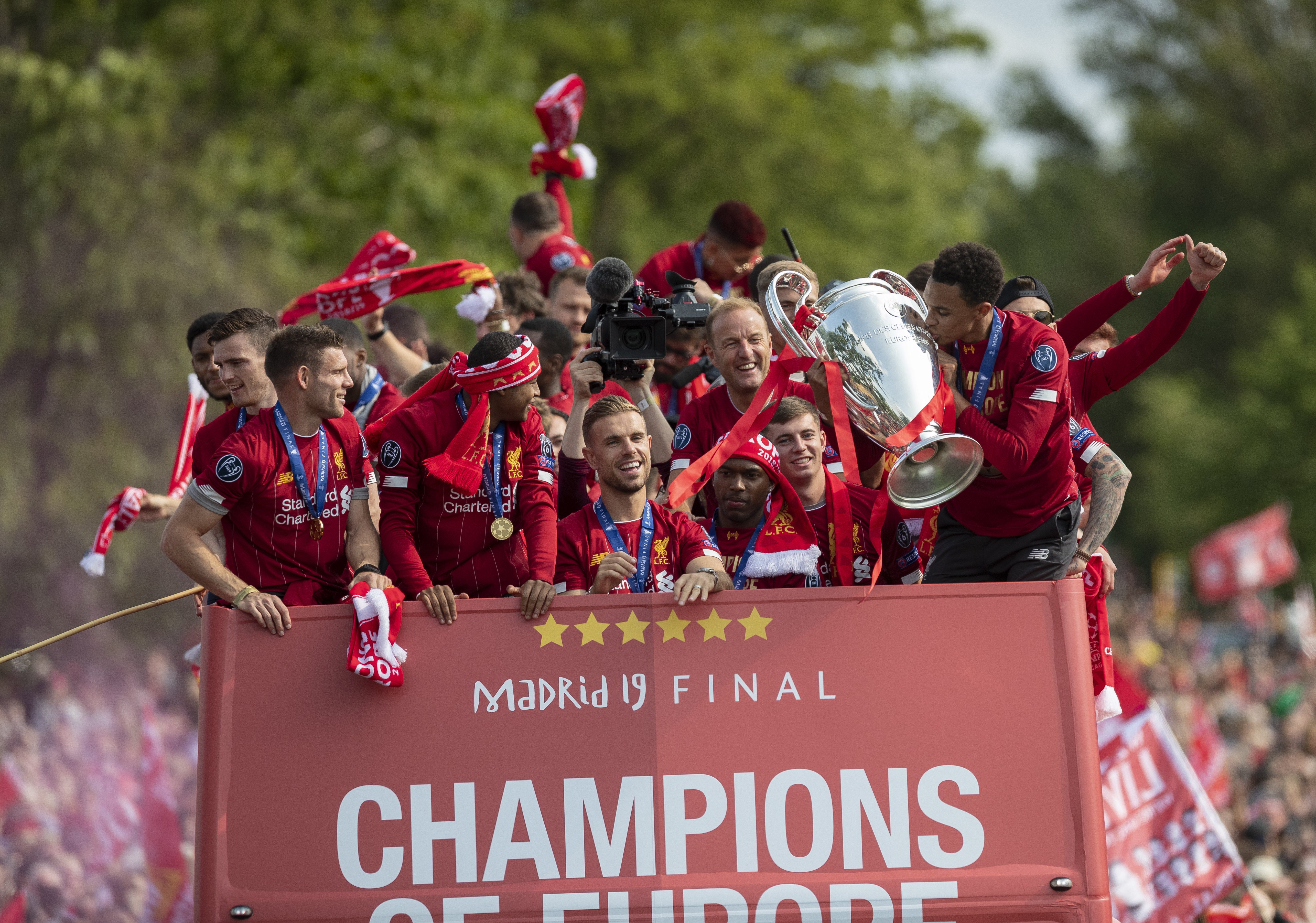 内马尔在桑托斯关键比赛中上演帽子戏法，助球队保级成功，展现坚韧与决心。（内马尔关键战戴帽护航桑托斯保级，尽显坚韧与决心）