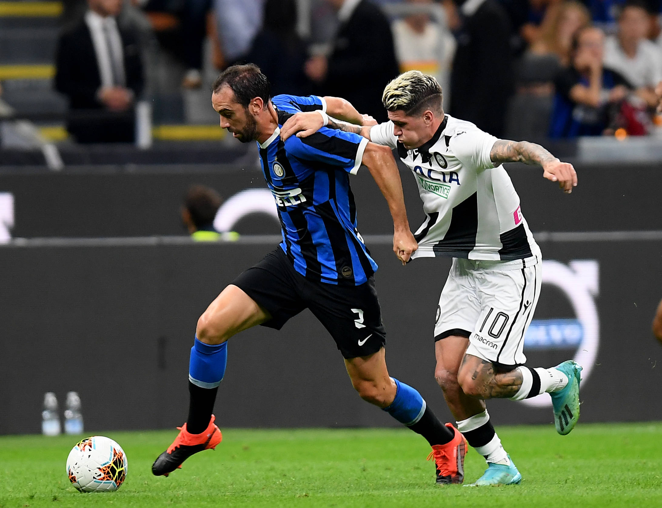 梅西路过回家，重返巴萨诺坎普球场。1800w点赞。（梅西再临诺坎普，回家一刻收获1800万点赞）