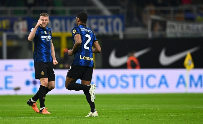 泰州队巴特“苏超”夺冠后缅怀父亲：我还在这条路上努力着（苏超夺冠后，泰州队巴特缅怀父亲：我仍在这条路上奋斗）