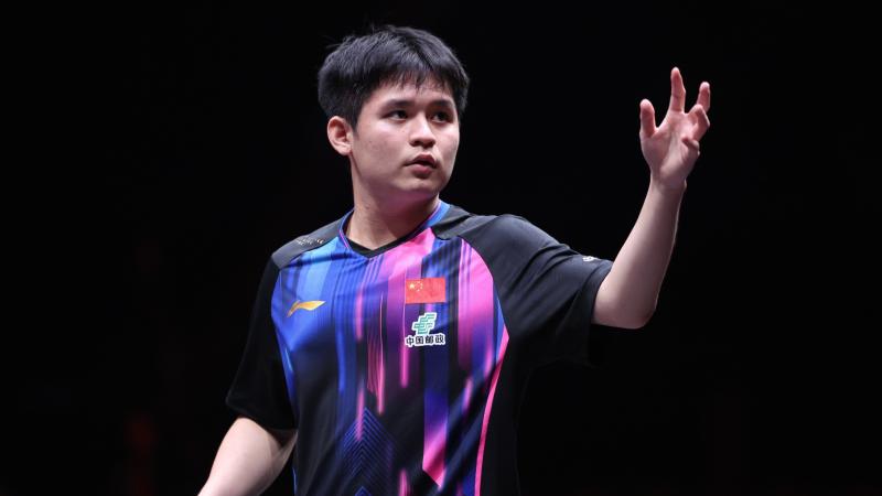 韦斯利-福法纳：埃斯特旺像队中的小宝宝，我们都在帮他适应（韦斯利·福法纳：埃斯特旺像队里最小的孩子，大家正帮他尽快融入）