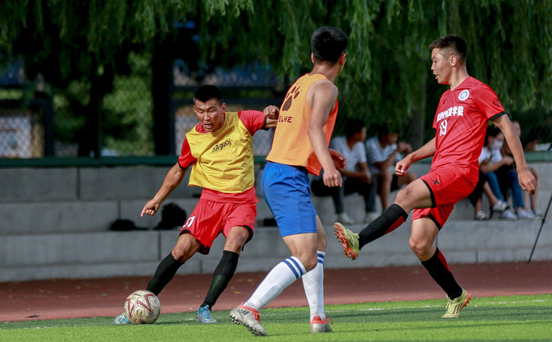 杨瀚森遭伊迪击倒，斯普利特怒喷裁判吃技犯（杨瀚森被伊迪放倒，斯普利特抗议判罚遭吹技犯）
