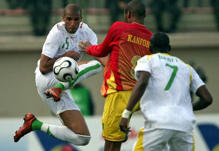库里三分雨再现，对手毫无办法（库里再掀三分风暴，对手束手无策）