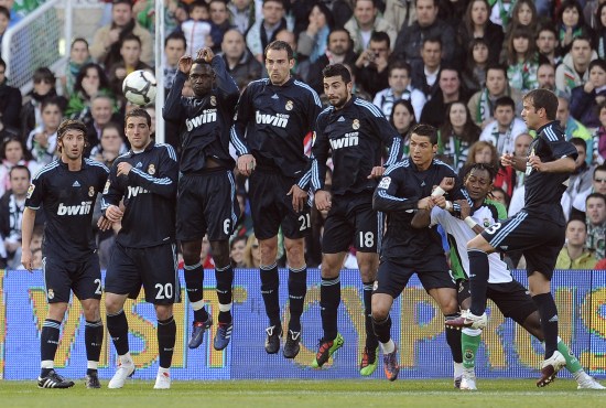 马奎尔：建议废除大部分VAR干预，保留门线技术和越位判罚（马奎尔呼吁取消大部分VAR介入，仅保留门线技术与越位判定）